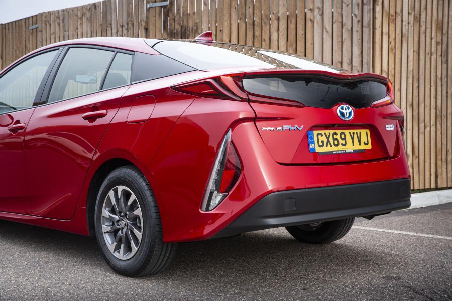 Детали экстерьера Toyota Prius Plug-in Hybrid Business Edition+ 2019 года  (UK) (фото 13 из 30)